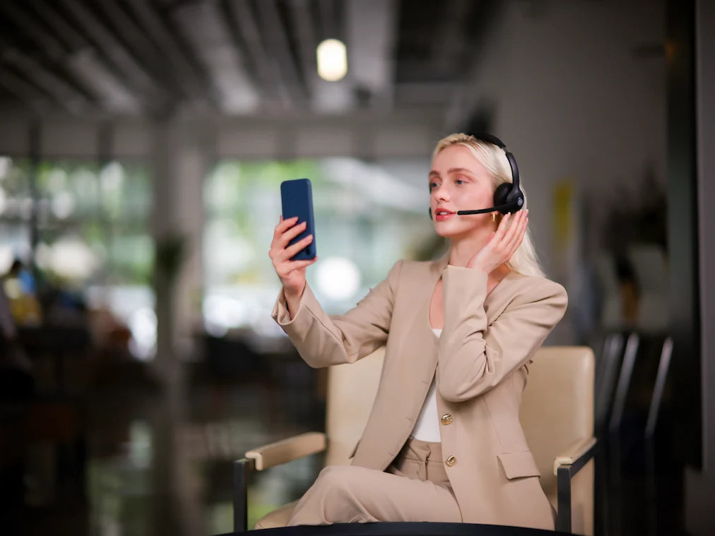 How a Headset with Mic Can Reduce Background Noise and Improve Communication