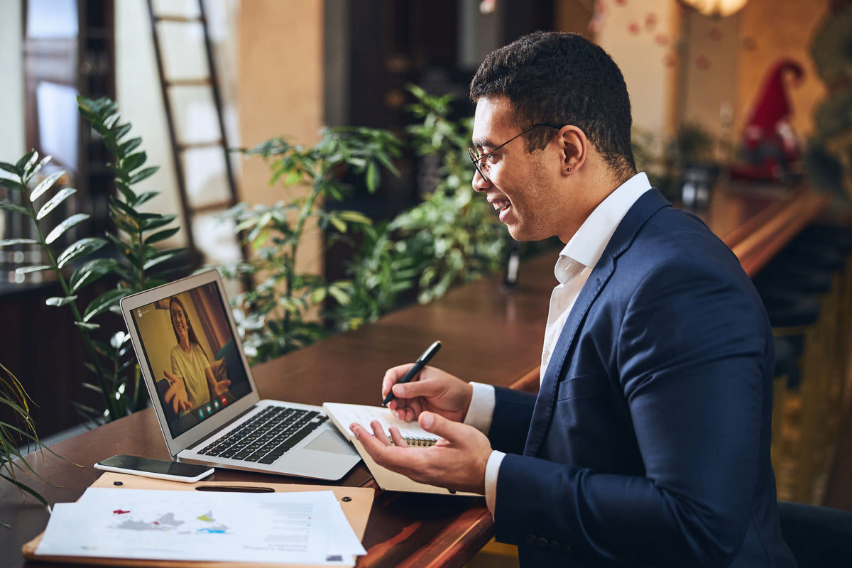 Wireless Headphone Mics: The Go-To Tool for Financial Advisors Handling Sensitive Calls