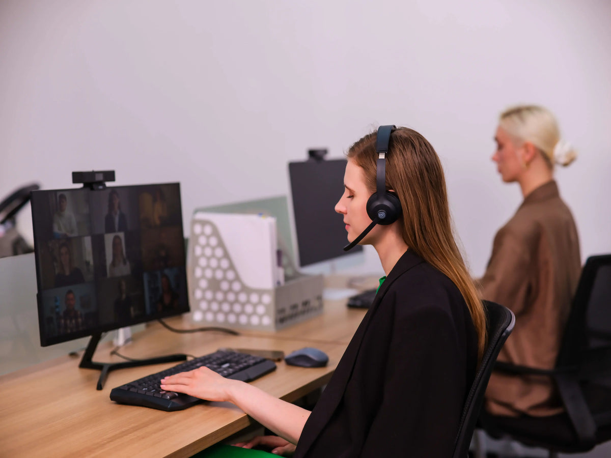 How Noise-Cancelling Headsets for Call Center Agents Help Enhance Call Quality For Better Conversation?