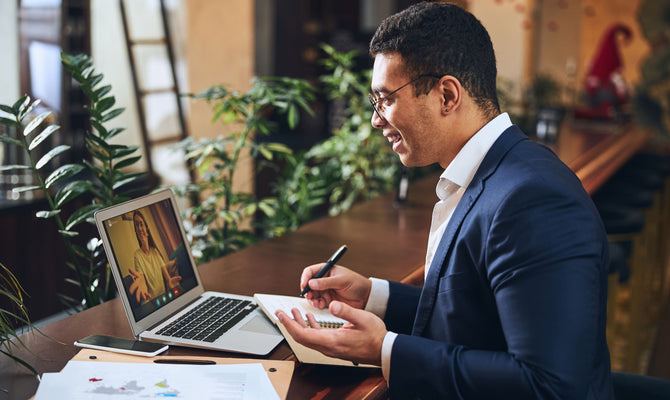 Wireless Headphone Mics: The Go-To Tool for Financial Advisors Handling Sensitive Calls