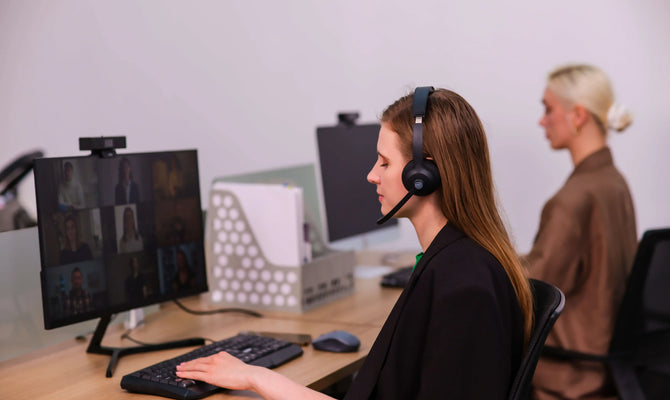 How Noise-Cancelling Headsets for Call Center Agents Help Enhance Call Quality For Better Conversation?